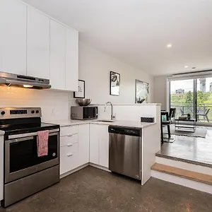 Elegant & Perfectly Located By Atwater Market By Den Stays , Montreal Canada