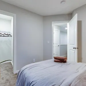 Neutral Living/6beds/4bedrooms+1bunos/with Basement And Fireplace/free Parking On Premises , Calgary Canada